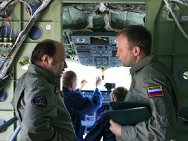 Piloti Superjet 100 u kokpitu.