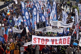 Nespokojenost s vládou vyjádřili lidé 21. 4. 2012 na Václavském náměstí.