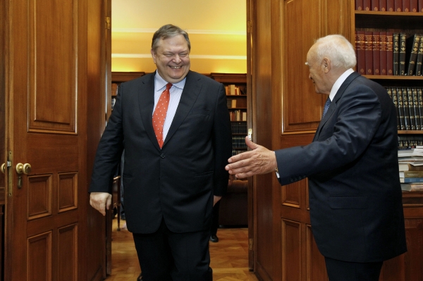 Hlavní představitel strany PASOK Evangelos Venizelos (vlevo) s prezidentem Karolosem Papouliasem před jednáním o koalici.