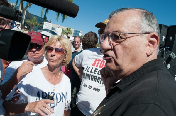 Joe Arpaio se svými příznivci. Joe Arpaio se svými příznivci.