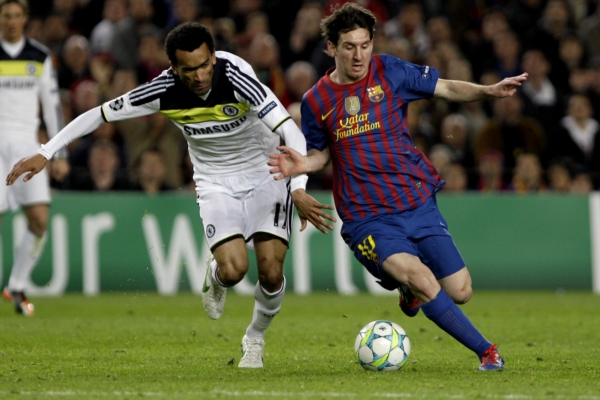 Argentinský fotbalista Lionel Messi v dresu Barcelony (vpravo). Argentinský fotbalista Lionel Messi v dresu Barcelony (vpravo).