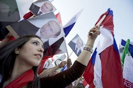 Příznivci Asada oslavují zvolení Putina do úřadu prezidenta.