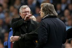 Snaží se manažer Sir Alex Ferguson svého soka Roberta Manciniho uhranout? Musíme vyhrát a věřit, že se něco hloupého stane City,