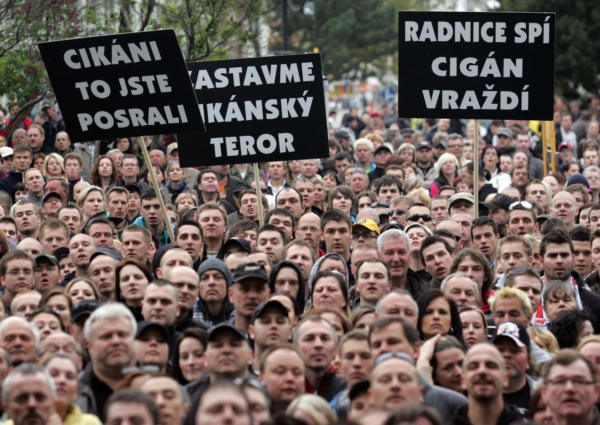 Protiromské demonstrace nedávno pochodovaly Břeclaví, kde Romové údajně brutálně zbili patnáctiletého chlapce. Teď se však ukazuje, že za útokem mohla být marihuana. Protiromské demonstrace nedávno pochodovaly Břeclaví, kde Romové údajně brutálně zbili patnáctiletého chlapce. Teď se však ukazuje, že za útokem mohla být marihuana.