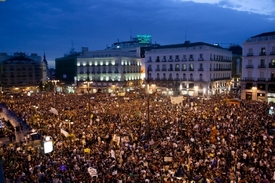 Madridské náměstí Puerta del Sol v minulých dnech zaplnili demonstranti.