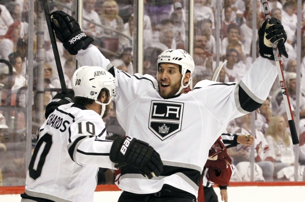 Dwight King z Los Angeles se raduje z branky do sítě Phoenixu. Dwight King z Los Angeles se raduje z branky do sítě Phoenixu.