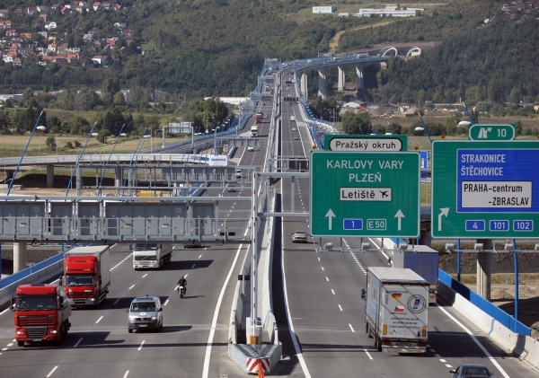 Nárůsty cen, vícepráce nebo výkupy pozemků prodražily stavbu Pražského okruhu o miliardy korun.