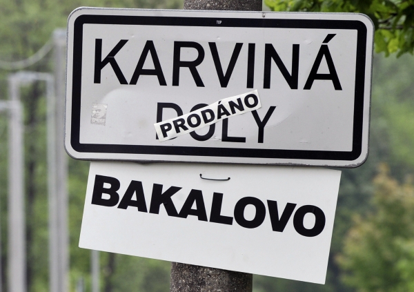 Cedule označující název města změnily název.