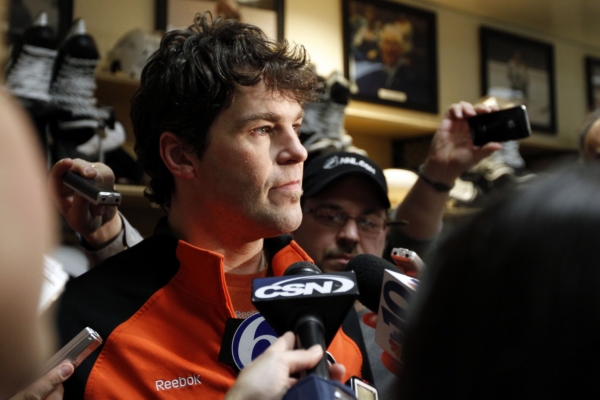 Jaromír Jágr hovoří s novináři po vyřazení Philadelphie z letošního play-off.