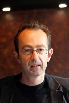 Petr Zelenka se podílí na scénáři i na režii seriálu.