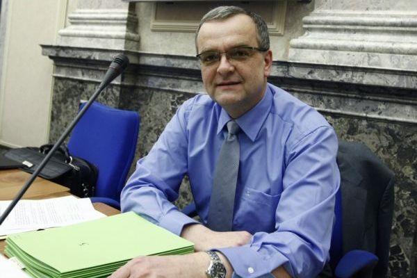 Ministr financí Miroslav Kalousek nabídne drobným střadatelům i institucím dluhopisy v objemu 20 miliard. Ministr financí Miroslav Kalousek nabídne drobným střadatelům i institucím dluhopisy v objemu 20 miliard.