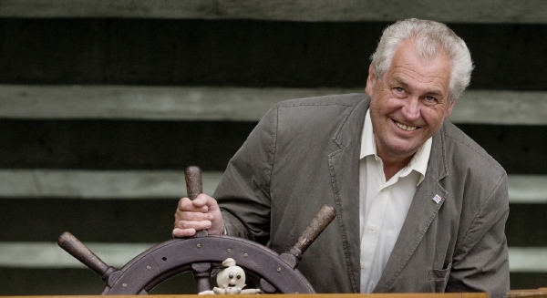 Miloš Zeman by se příští rok rád chopil kormidla na Pražském hradě. Miloš Zeman by se příští rok rád chopil kormidla na Pražském hradě.