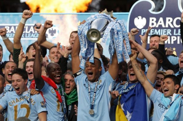 Fotbalisté Manchesteru City s trofejí pro vítěze anglické ligy.
