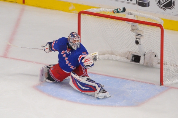 Henrik Lundqvist předvedl v prvním finále Východní konference několik skvělých zákroků.