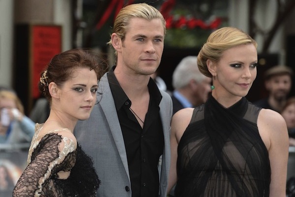 Kristen Stewartová, Charlize Theronová a Chris Hemsworth.