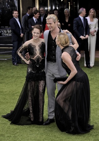 Kristen Stewartová, Chris Hemsworth a Charlize Theronová.