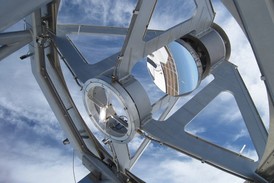 Dalekohled je uzpůsoben k pozorování sluneční atmosféry ve viditelném a infračerveném světle.