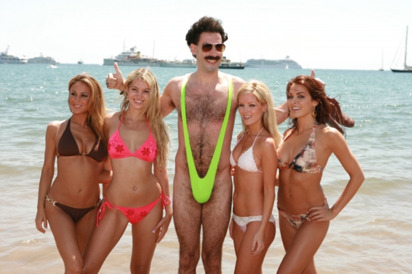 Komik Sacha Baron Cohen v postavě Borata (uprostřed). Komik Sacha Baron Cohen v postavě Borata (uprostřed).