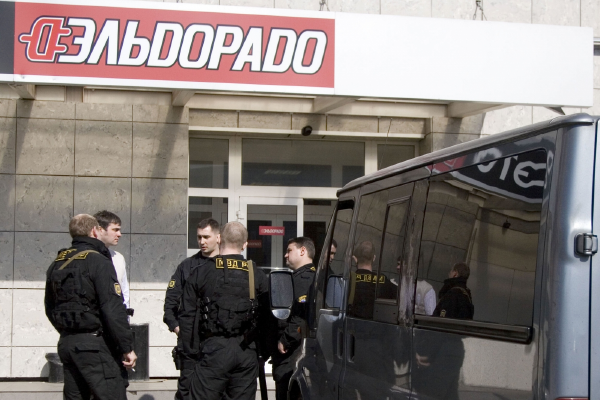 Policie před sídlem řetězce Eldorado (ilustrační foto). Policie před sídlem řetězce Eldorado (ilustrační foto).