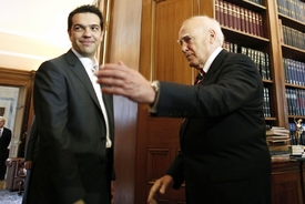 Alexise Ciprase (vlevo), předsedu Koalice radikální levice (SYRIZA), prezident Papulias k podpoře vlády nepřesvědčil.