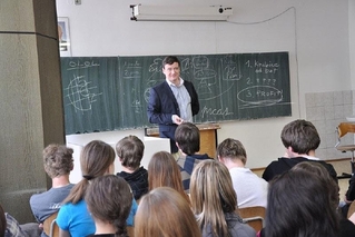 David Rath vysvětluje dětem, jak se stát bohatým.