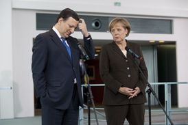 Nějak to vyřešíme, Angelo. Vlevo šéf Evropské komise Barroso, vpravo kancléřka Merkelová.