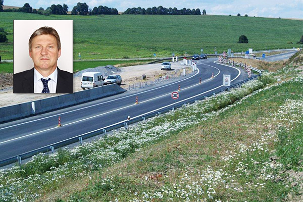 Baštýř majitelům, od nichž pozemky odkoupil, prý tvrdil, že má v úmyslu na půdě hospodařit. O dálnici nepadlo slovo.