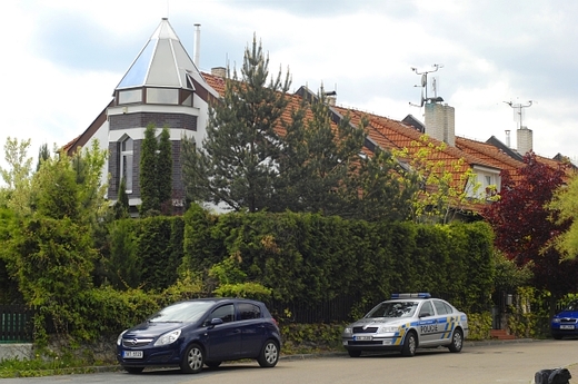 Jeden z domů, který vlastní David Rath, řadový dům v Hostivici. Jeden z domů, který vlastní David Rath, řadový dům v Hostivici.
