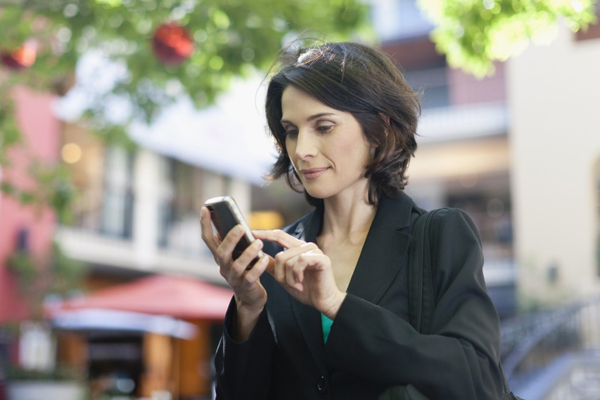 Policie v americkém Fort Lee pokutuje chodce píšící SMS (ilustrační foto). Policie v americkém Fort Lee pokutuje chodce píšící SMS (ilustrační foto).