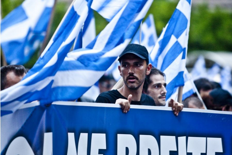 Řekové protestují a vybírají úspory z bank. 