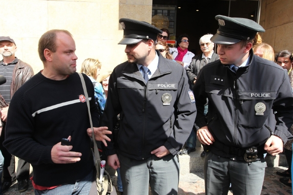 Roman Smetana se policii nakonec vydal sám. Roman Smetana se policii nakonec vydal sám.