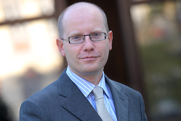 Šéf ČSSD Bohuslav Sobotka rozzlobil předsedkyni poslanecké sněmovny Miroslavu Němcovou (ODS). Šéf ČSSD Bohuslav Sobotka rozzlobil předsedkyni poslanecké sněmovny Miroslavu Němcovou (ODS).