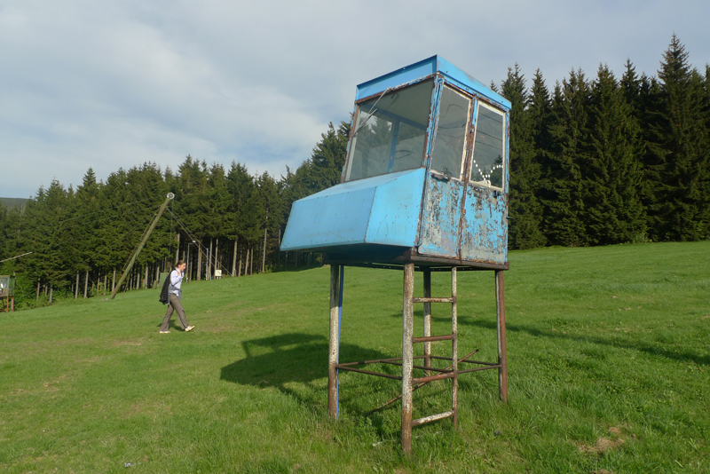 Strážce sjezdovky. Kontrolní budka je opatřená stěračem, uvnitř je polstrované sedadlo a ramínko na kabát. Největším nebezpečím pro lyžaře jsou mlha, těžký sníh a polští snowboardisté. Strážce sjezdovky. Kontrolní budka je opatřená stěračem, uvnitř je polstrované sedadlo a ramínko na kabát. Největším nebezpečím pro lyžaře jsou mlha, těžký sníh a polští snowboardisté.