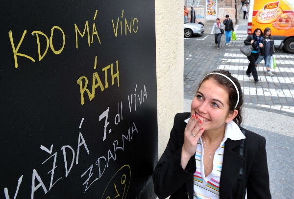 Nápis na reklamní ceduli jedné z pražských restaurací baví kolemjdoucí. Nápis na reklamní ceduli jedné z pražských restaurací baví kolemjdoucí.