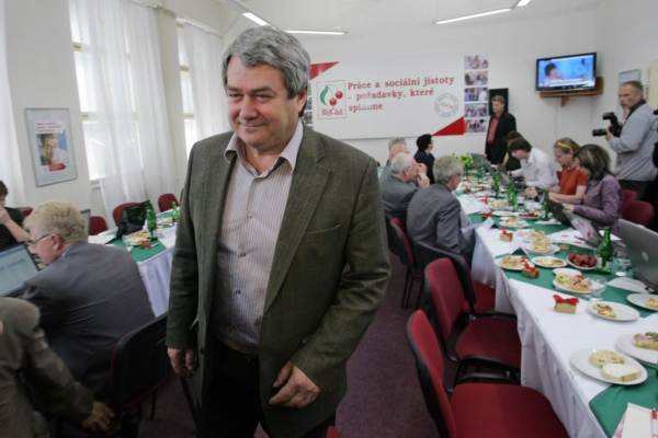 Předseda KSČM Vojtěch Filip. Předseda KSČM Vojtěch Filip.