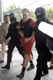 But přichází k soudu v Bangkoku.