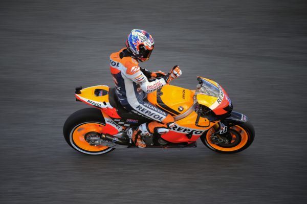 Dvojnásobný mistr světa MotoGP Casey Stoner po sezoně ukončí kariéru. Dvojnásobný mistr světa MotoGP Casey Stoner po sezoně ukončí kariéru.