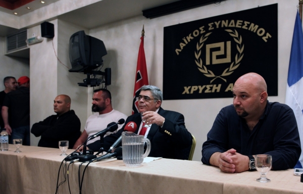 Šéf neonacistické strany Zlatý úsvit Nikolaos Mihaloliakos (uprostřed). 
