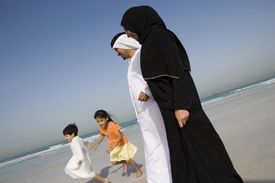 Muslim může mít až čtyři manželky, ale v SAE je mnohoženství velmi málo rozšířené.