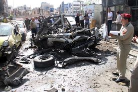 Trosky po výbuších v Damašku 10. května 2012.