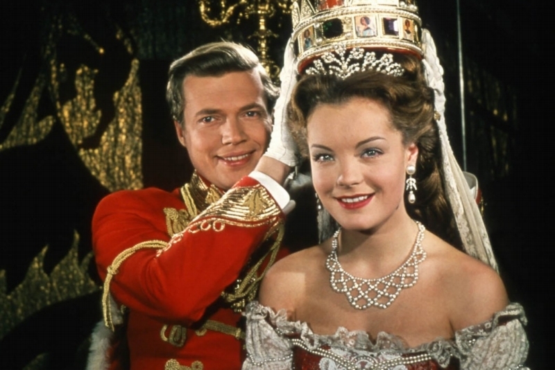 Herečka natočila film Sissi v roce 1955, snímek byl u diváků velice úspěšný. Romy se najednou stala jednou z nejpopulárnějších hereček na světě. V roce 1956 bylo natočeno pokračování, které se jmenovalo Sissi, mladá císařovna. Herečka natočila film Sissi v roce 1955, snímek byl u diváků velice úspěšný. Romy se najednou stala jednou z nejpopulárnějších hereček na světě. V roce 1956 bylo natočeno pokračování, které se jmenovalo Sissi, mladá císařovna.