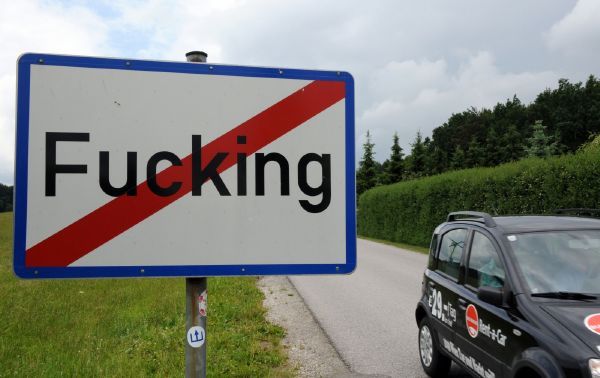 Název Fucking přináší obyvatelům vsi slasti i strasti.