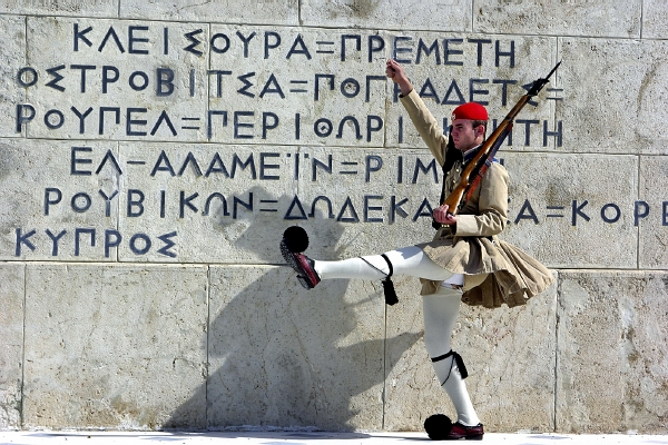 Řecký voják hlídkuje u hrobu neznámého vojína u řeckého parlamentu (ilustrační foto).