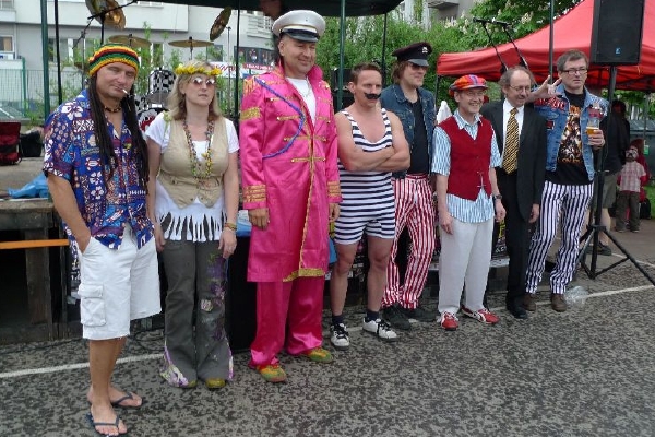 Tři sestry mají letos pro festivaly speciální hippie-oblečky. Tři sestry mají letos pro festivaly speciální hippie-oblečky.