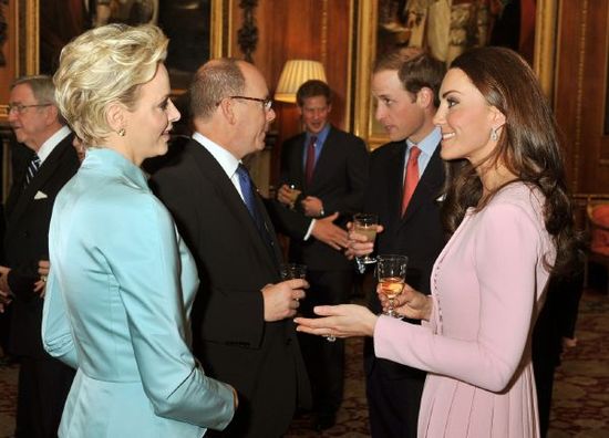 Princ William s chotí a kníže Albert II. monacký s chotí.