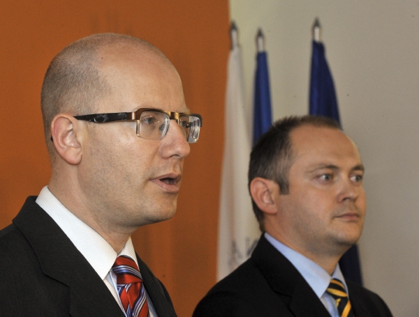 Předseda ČSSD Bohuslav Sobotka a místopředseda Michal Hašek (vpravo) vystoupili 18. května v Praze na tiskové konferenci po jednání politického grémia strany. Předseda ČSSD Bohuslav Sobotka a místopředseda Michal Hašek (vpravo) vystoupili 18. května v Praze na tiskové konferenci po jednání politického grémia strany.