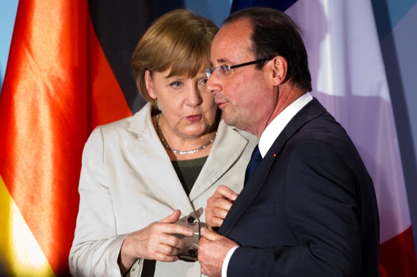 Angela Merkelová v rozhovoru s francouzským prezidentem Francoisem Hollandem.