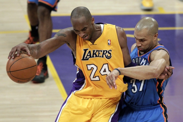Kobe Bryant z Lakers (vlevo) v souboji s oklahomským Derekem Fisherem.