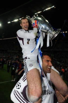 Petr Čech na ramenou náhradního brankáře Hilária.