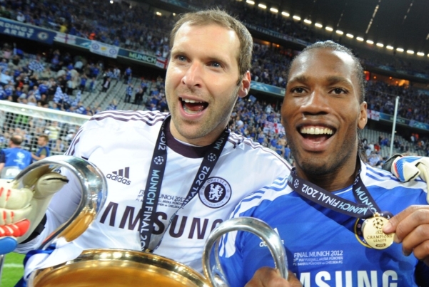 Petr Čech (vlevo) a Didier Drogba.